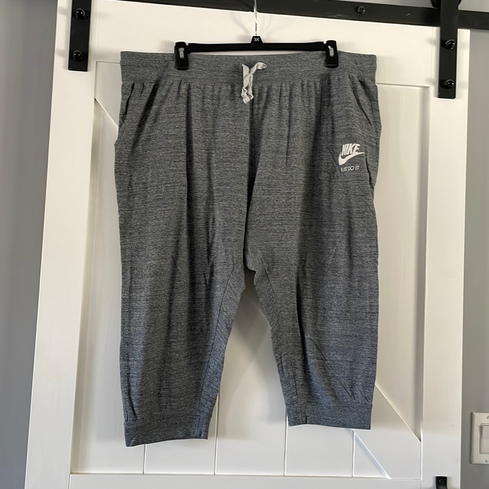 Nike athletic capris with pockets and elastic waistband and drawstring size 3X